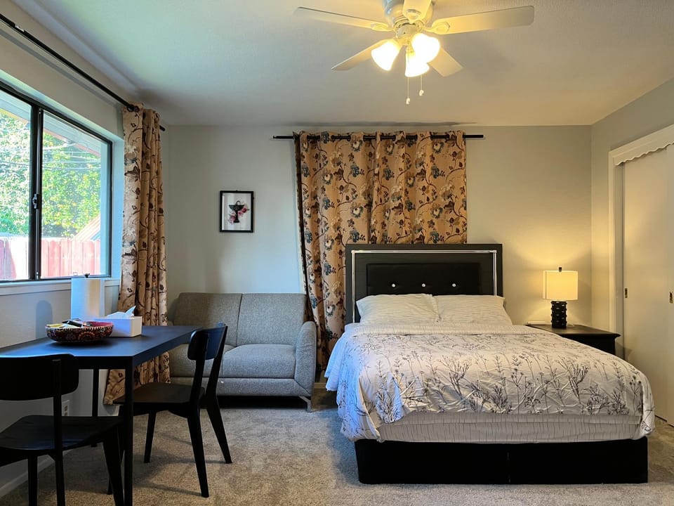 Cozy Suite with Private Patio Close to Downtown and UC Davis Medical Center House in Sacramento