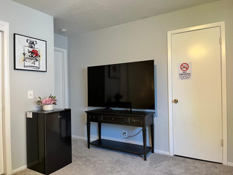 Cozy Suite with Private Patio Close to Downtown and UC Davis Medical Center House in Sacramento