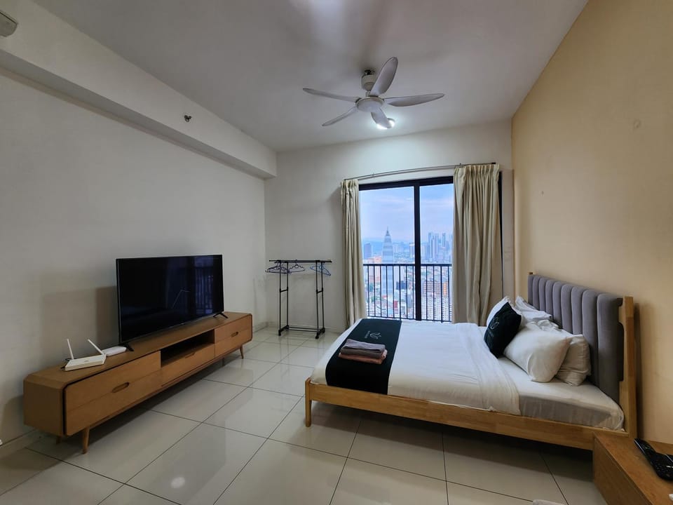 Bed, TV and multimedia, Photo of the whole room, Bedroom