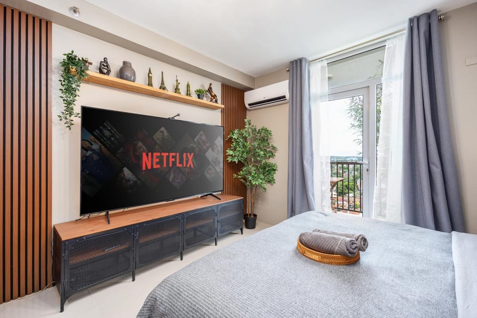 Airport Haven Condotel - near Mactan-Cebu Airport 13 mins ride, Self Check-In, Wifi, Netflix, pool and Balcony view Apartment in Lapu-Lapu City