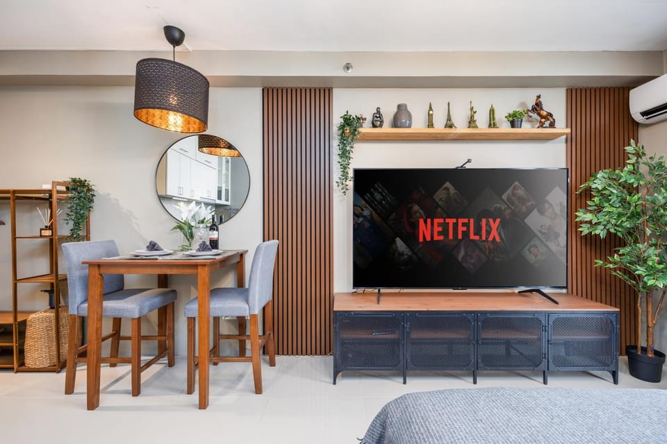 Airport Haven Condotel - near Mactan-Cebu Airport 13 mins ride, Self Check-In, Wifi, Netflix, pool and Balcony view Apartment in Lapu-Lapu City