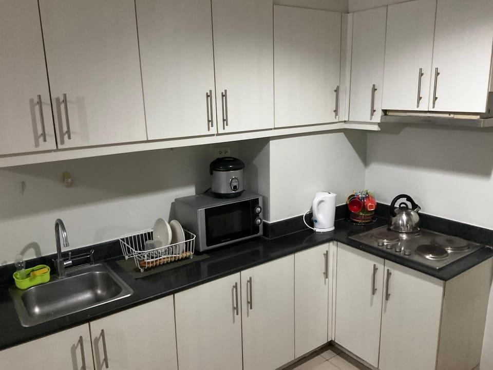 Coffee/tea facilities, Kitchen or kitchenette, minibar, stove