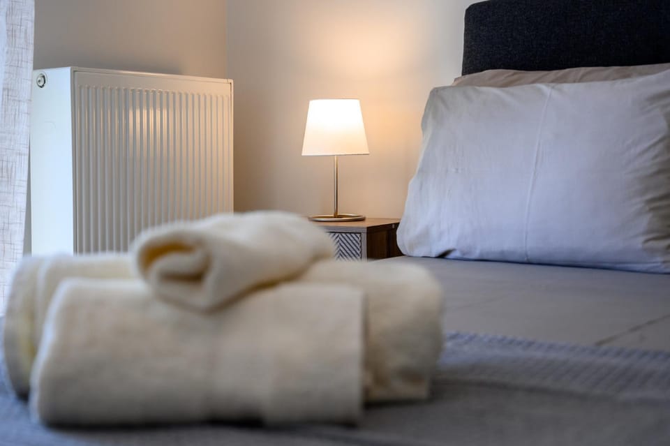 Bed, towels