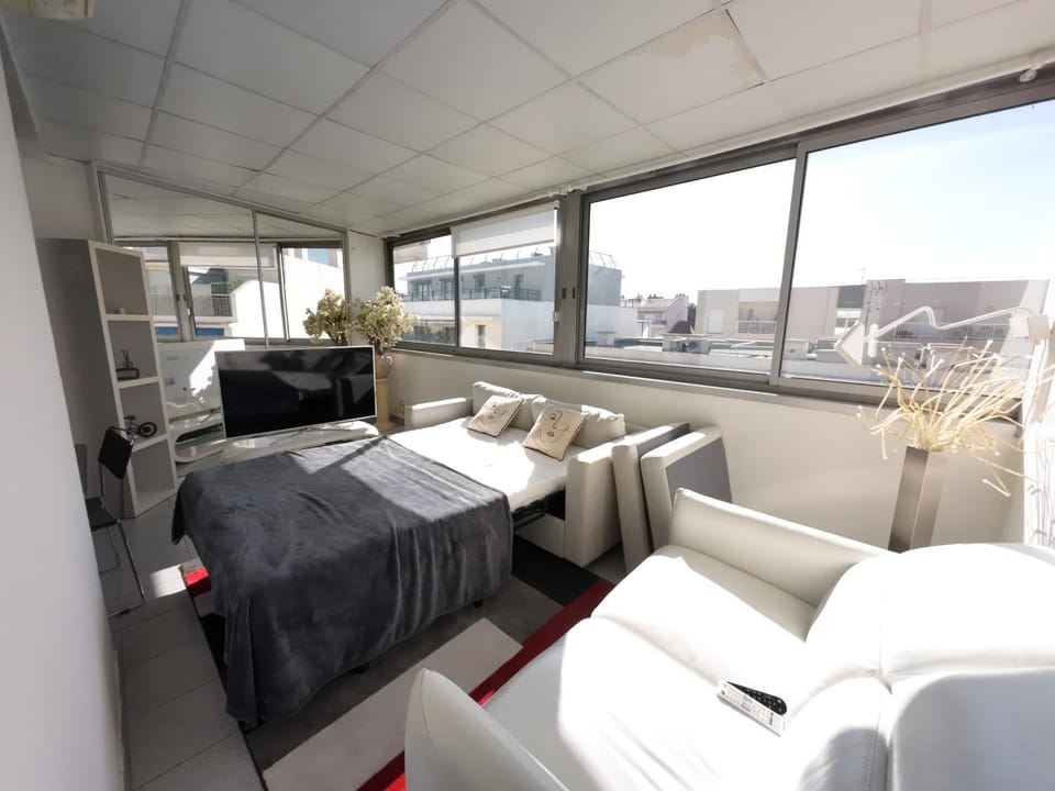 Bed, Living room, Photo of the whole room
