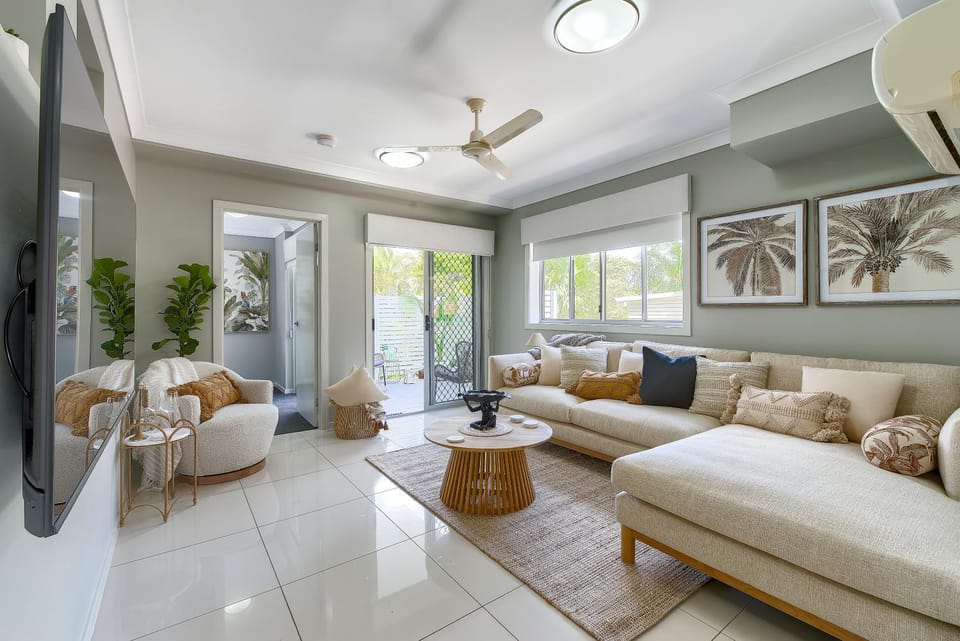 TV and multimedia, Living room, Seating area, Evening entertainment, air conditioner