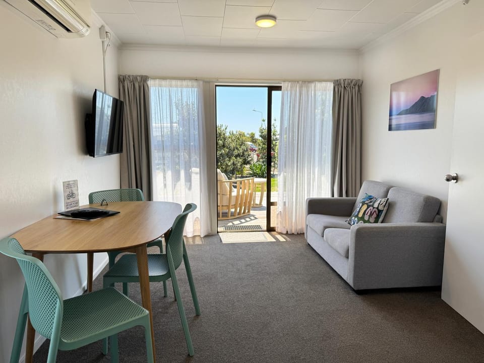 TV and multimedia, Living room, Seating area, Dining area, Evening entertainment