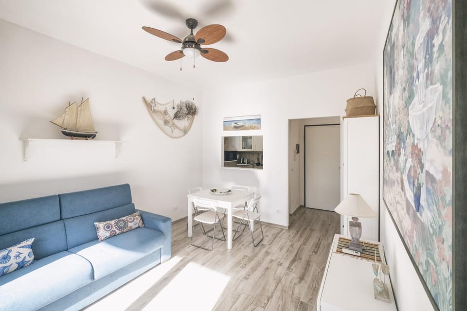 Living room, Seating area, Dining area, fireplace, air conditioner