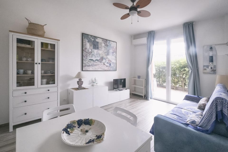 Living room, Seating area, air conditioner