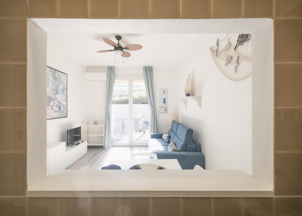 Living room, Seating area, air conditioner