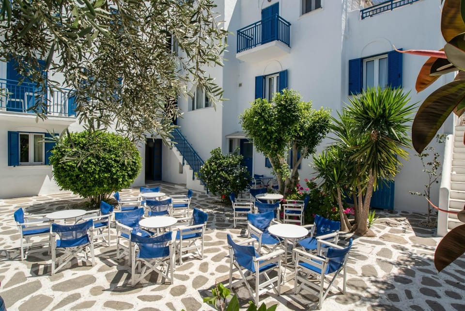 Property building, Balcony/Terrace, Living room