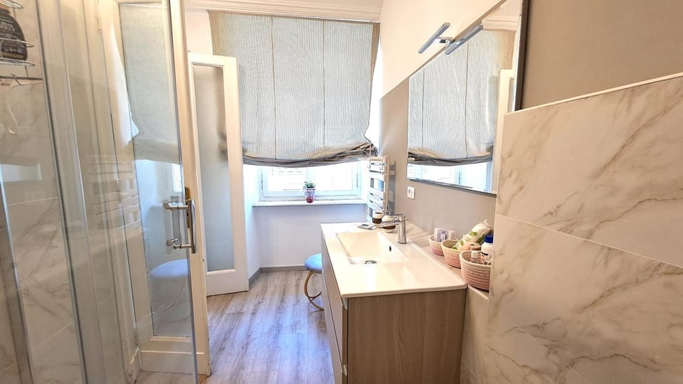 Shower, Bathroom, towels