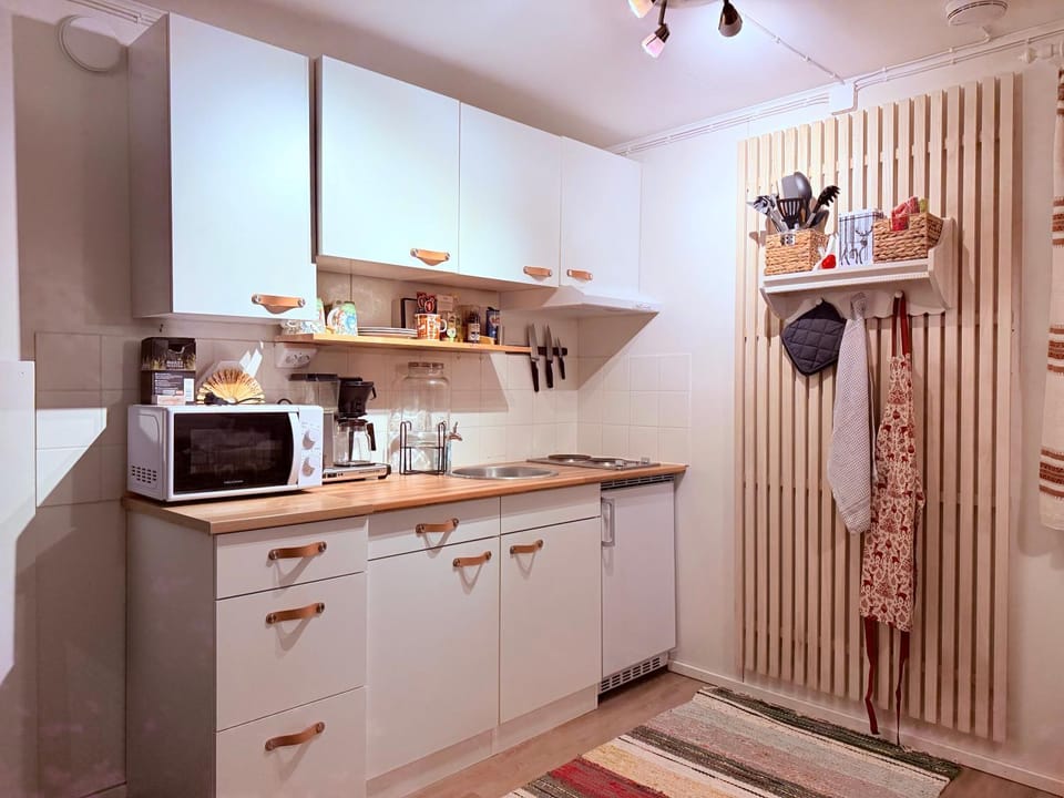 Coffee/tea facilities, Kitchen or kitchenette, microwave, stove, toaster