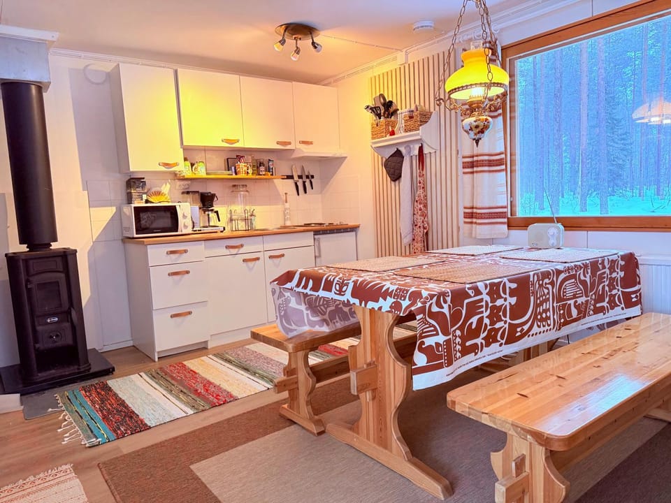 Kitchen or kitchenette, Dining area, fireplace