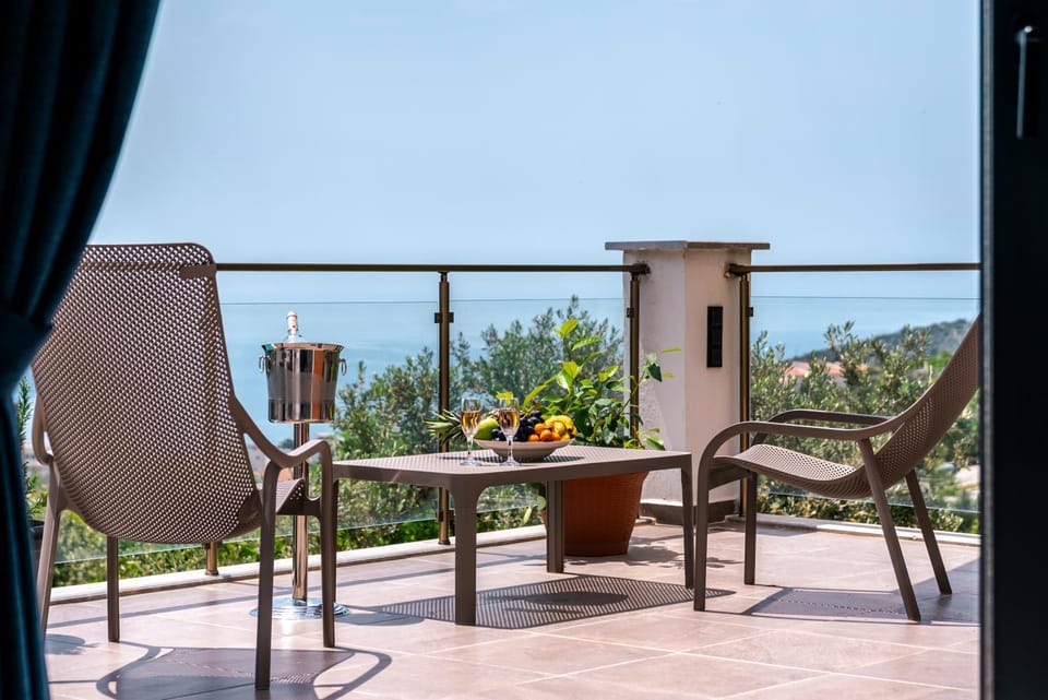 Patio, Natural landscape, Balcony/Terrace, Seating area, Sea view