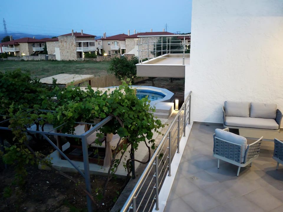 Property building, Balcony/Terrace, Balcony/Terrace, Swimming pool