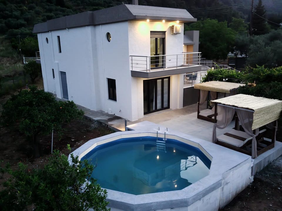 Property building, Patio, Balcony/Terrace, Swimming pool