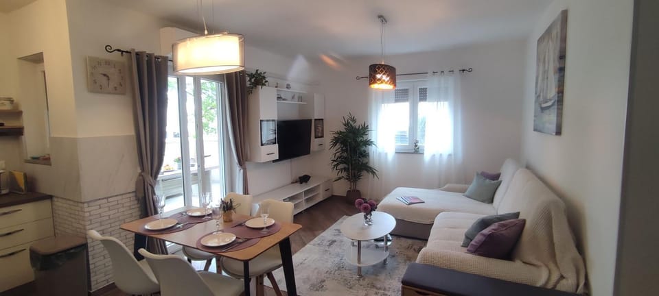 Sunny Oasis Apartment - high ground floor with sunny terrace & private garden!! Apartment in Medulin