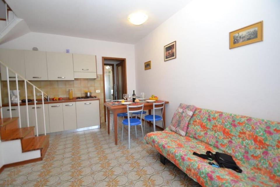 Seating area, kitchen