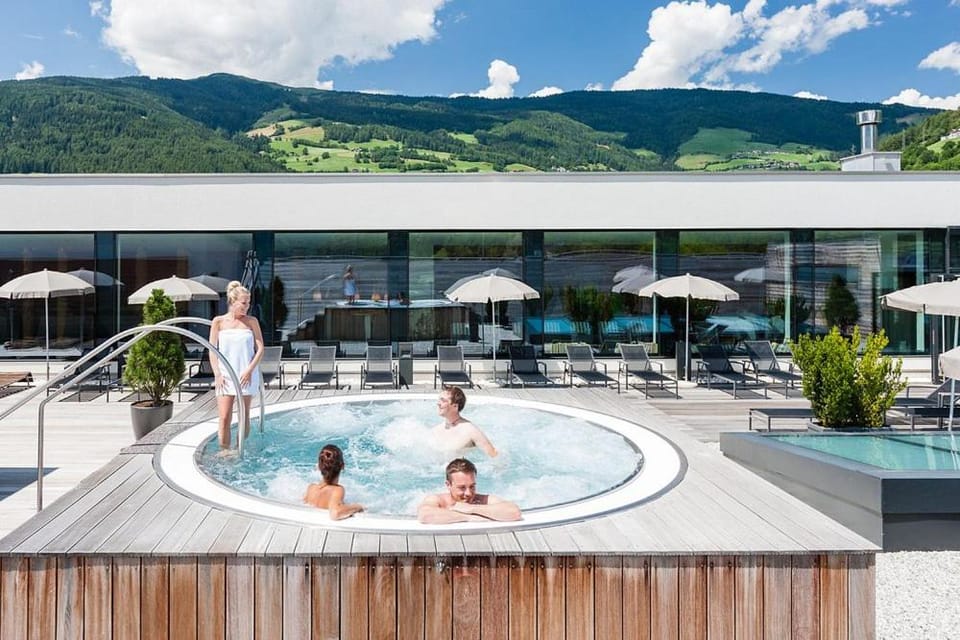 Hot Tub, Sauna, Swimming pool