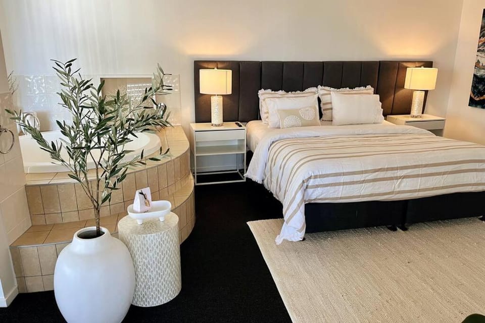 Private Sky Terrace Classic Penthouse 2 Car Parks Apartment in Gold Coast