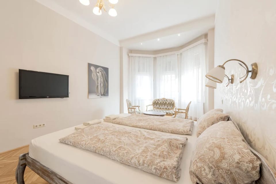Bed, TV and multimedia, Photo of the whole room, Bedroom