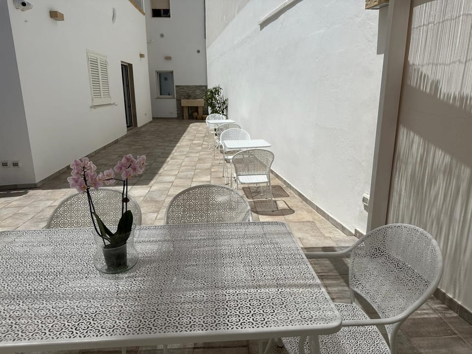 Garden, Seating area, Dining area