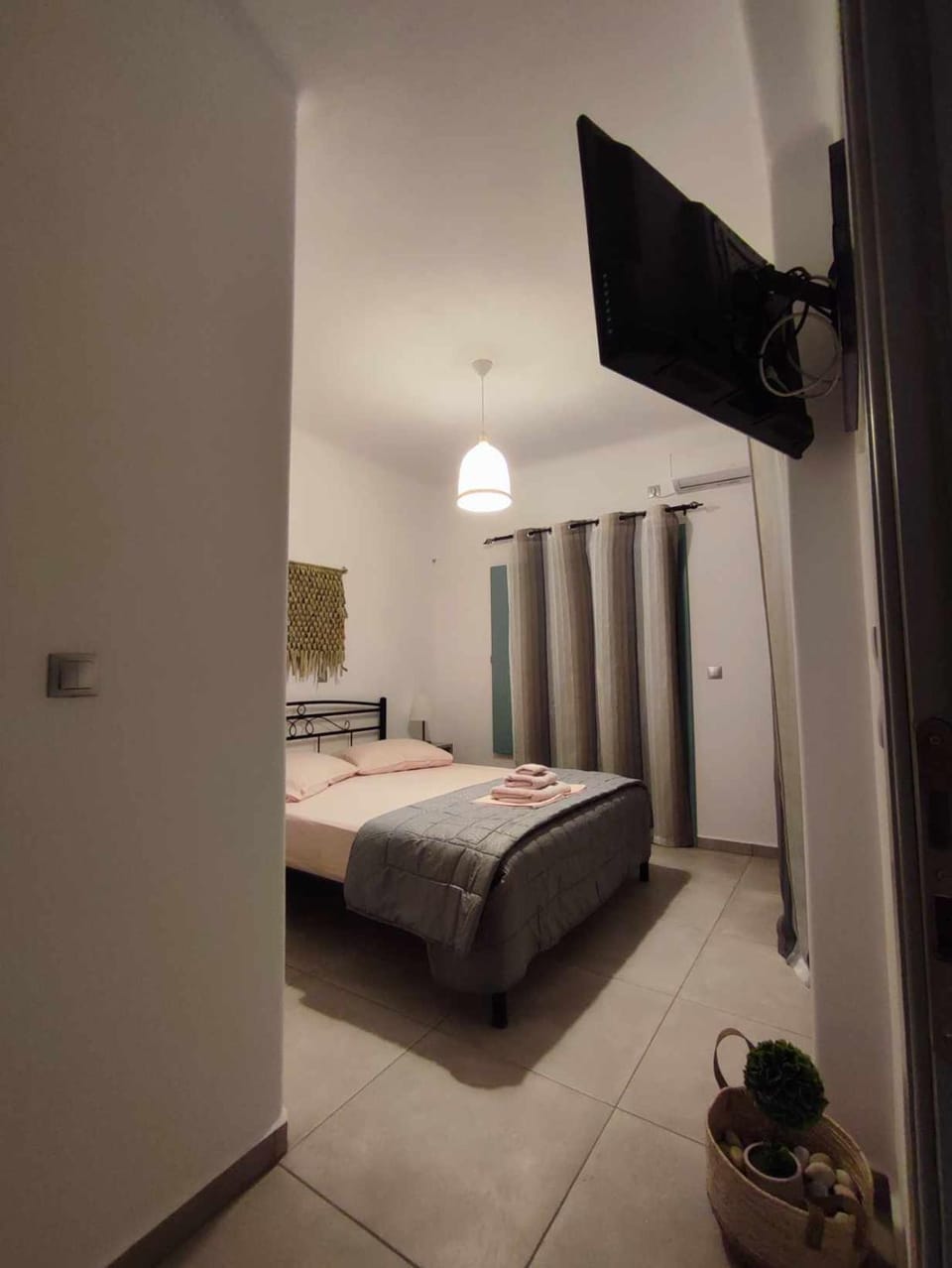 Bed, TV and multimedia, Photo of the whole room, Bedroom