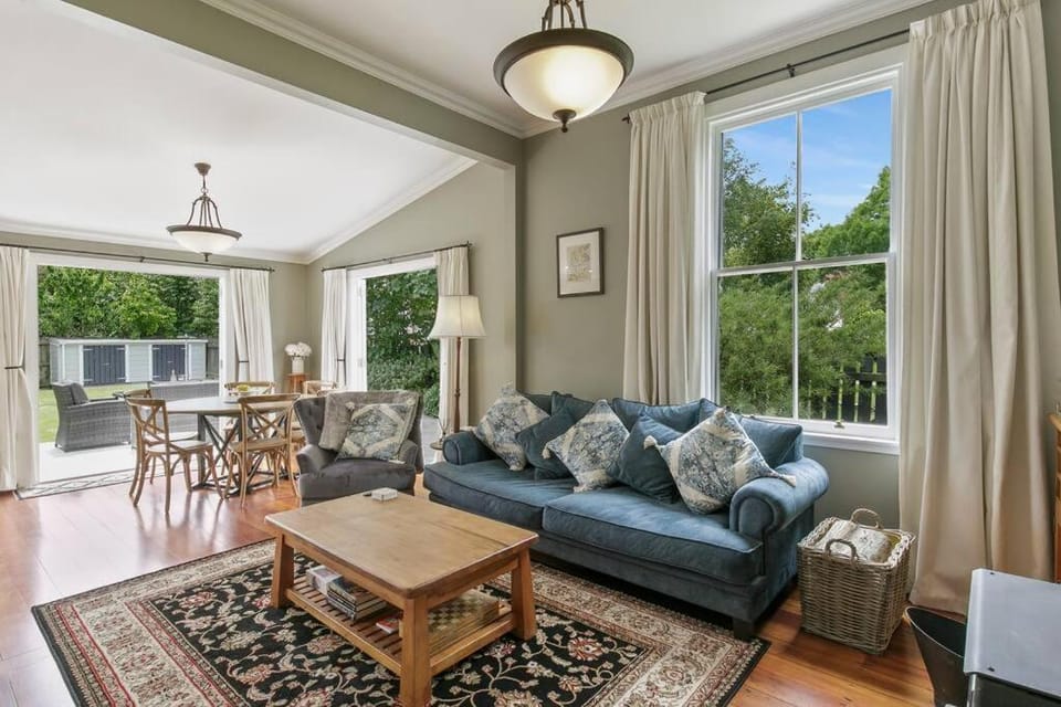 Historic Charm in Greytown - Tranquil setting - walk to town House in Wellington Region
