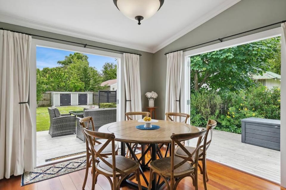 Historic Charm in Greytown - Tranquil setting - walk to town House in Wellington Region