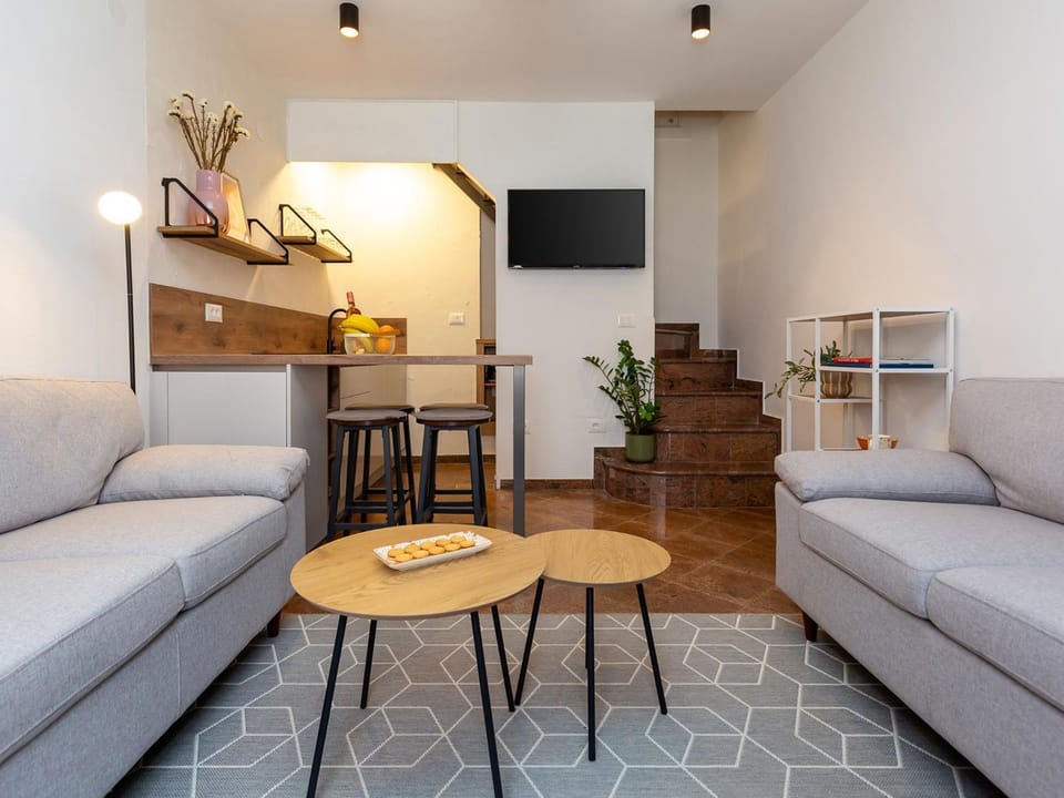 TV and multimedia, Kitchen or kitchenette, Living room, Seating area, Dining area