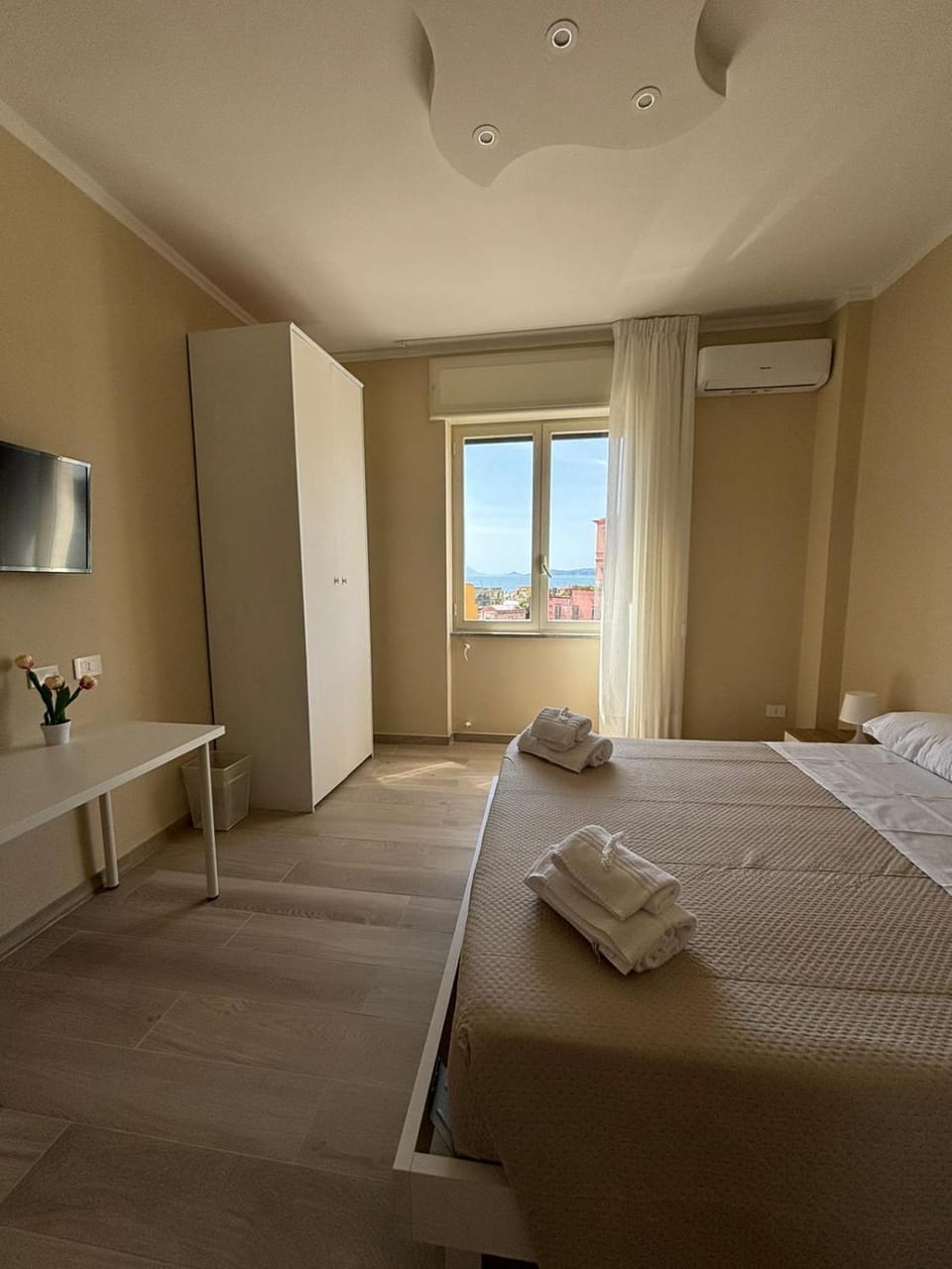 TV and multimedia, Photo of the whole room, Bedroom, wardrobe