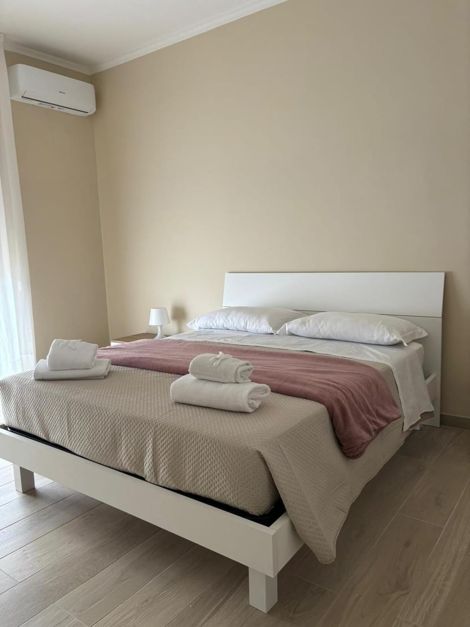 Bedroom, air conditioner
