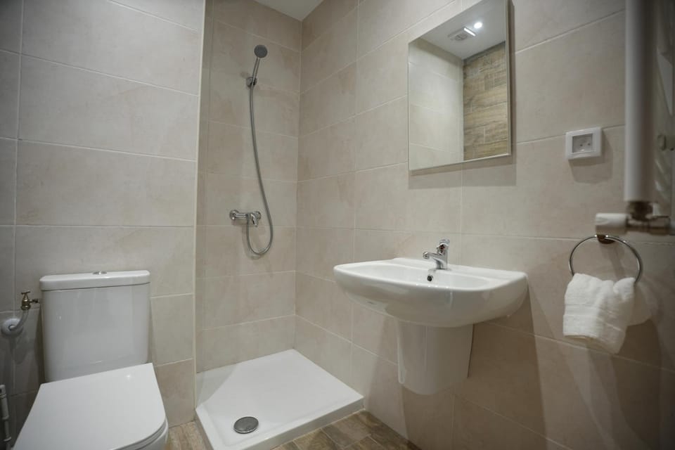 Shower, Toilet, Bathroom, towels