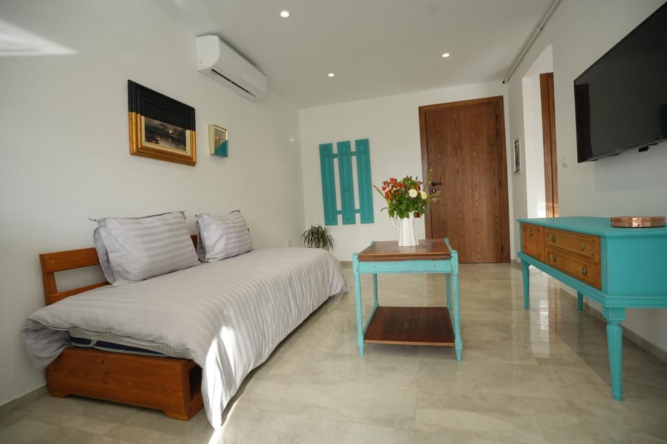 Communal lounge/ TV room, TV and multimedia, Living room, Photo of the whole room, Seating area, Evening entertainment, air conditioner
