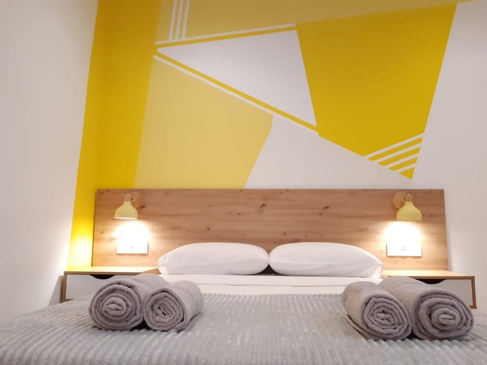 Bed, Bedroom, towels