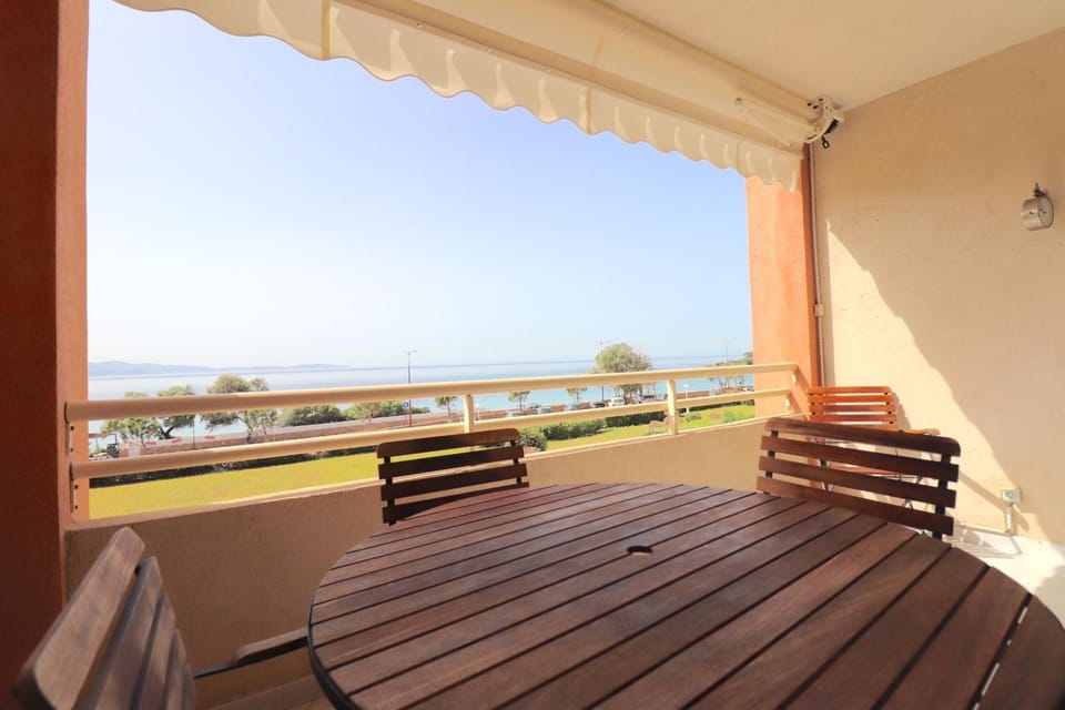Patio, Day, Natural landscape, Balcony/Terrace, Dining area, Sea view