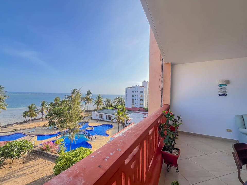 Property building, Patio, Day, Natural landscape, View (from property/room), Balcony/Terrace, Beach, Pool view, Sea view, Swimming pool, sunbed