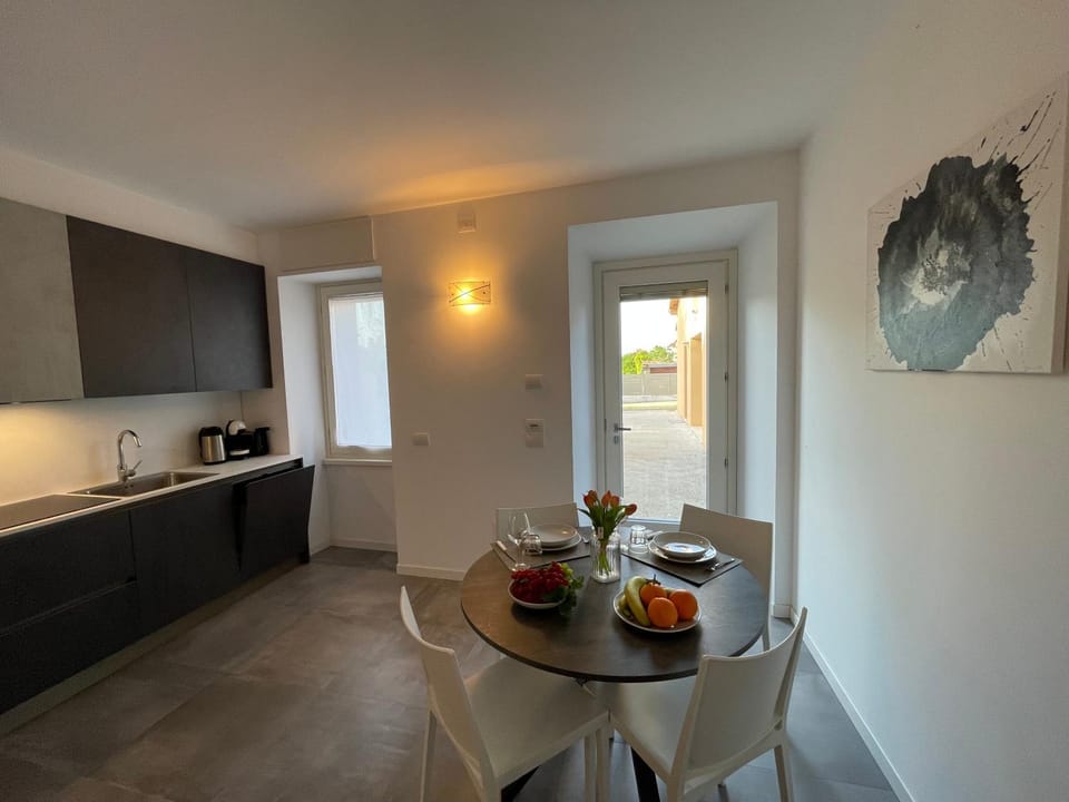 Coffee/tea facilities, Kitchen or kitchenette, Dining area, Garden view, minibar, stove, toaster