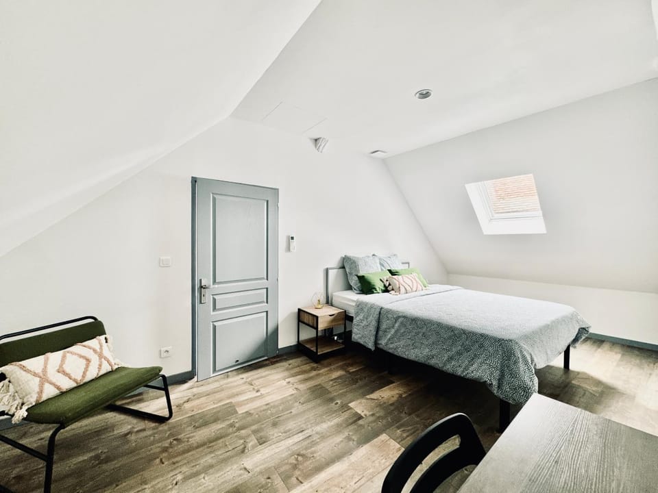 Bed, Photo of the whole room, Bedroom