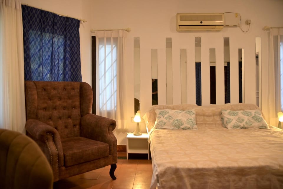 Bed, Seating area