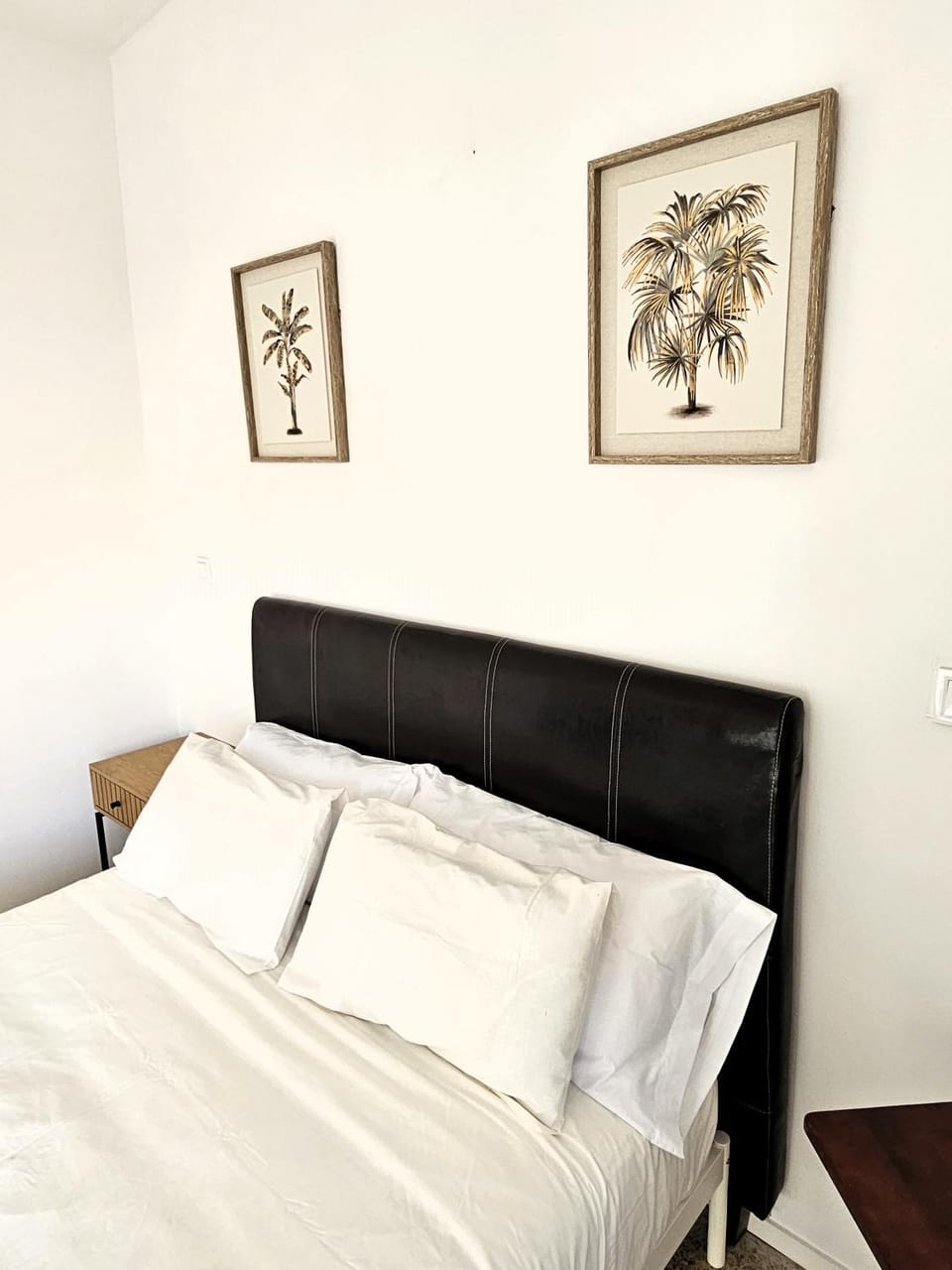 Bed, Photo of the whole room, Decorative detail, Bedroom