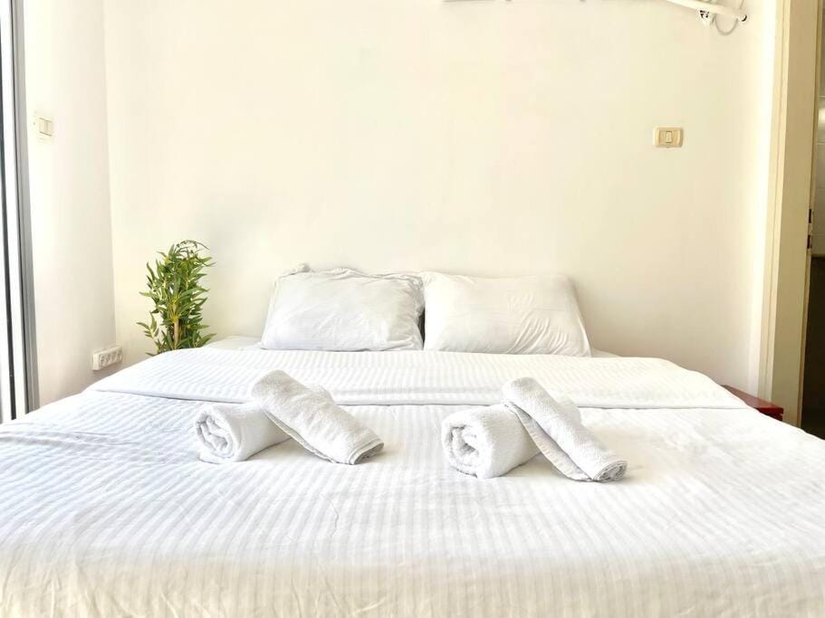 Bed, Photo of the whole room, Bedroom, towels