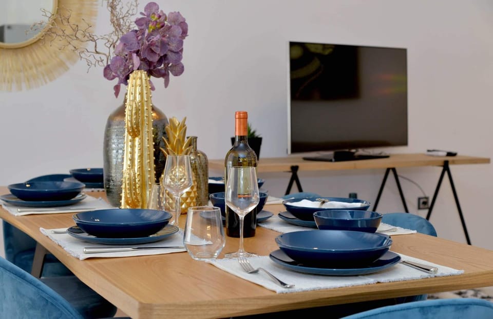 Communal lounge/ TV room, TV and multimedia, Dining area, Evening entertainment
