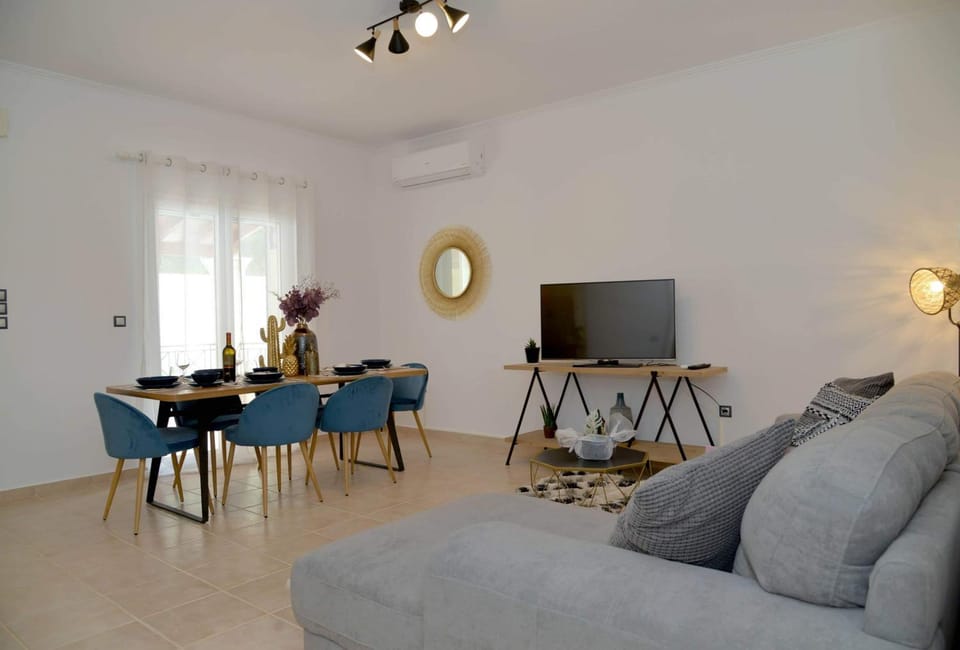 TV and multimedia, Living room, Seating area, Dining area