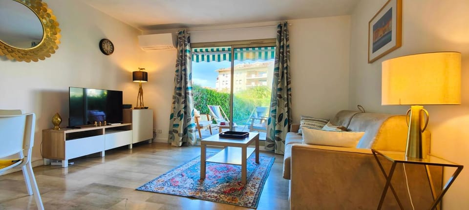 Private garden in the heart of Saint-Raphaël Apartment in Saint-Raphael