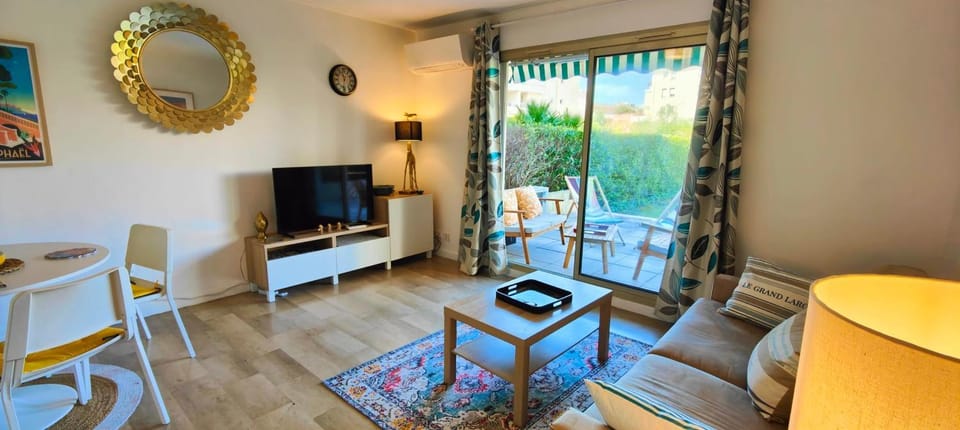 Private garden in the heart of Saint-Raphaël Apartment in Saint-Raphael