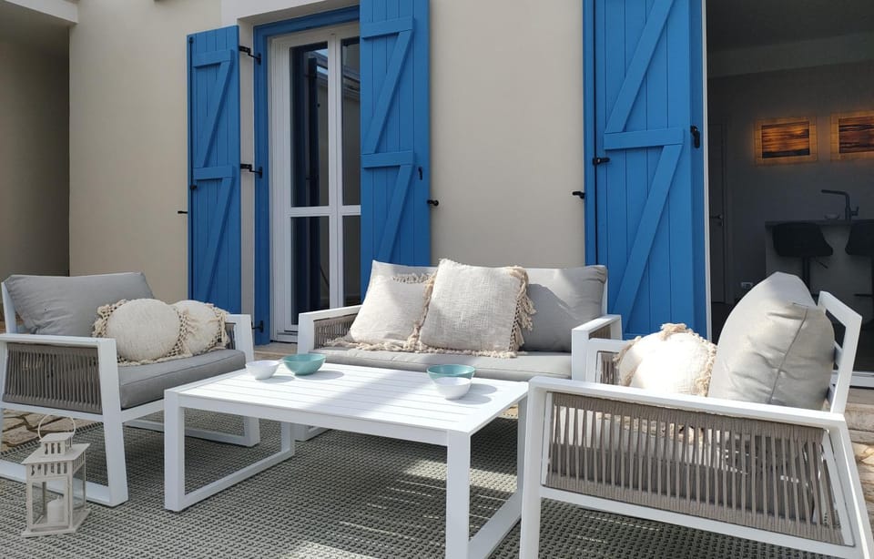Property building, Balcony/Terrace, Living room