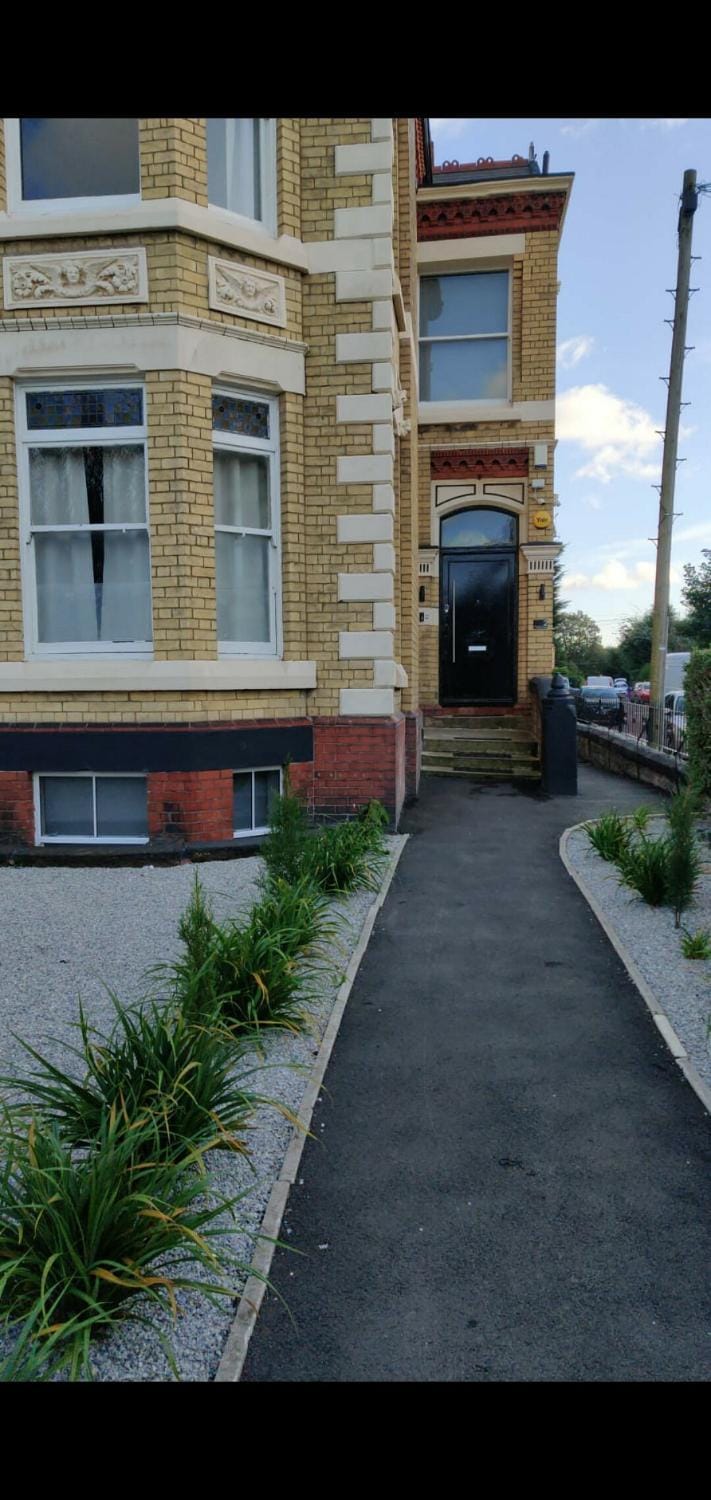 Triple room in Basement with Window Free Street Parking Near LFC Bed and Breakfast in Liverpool