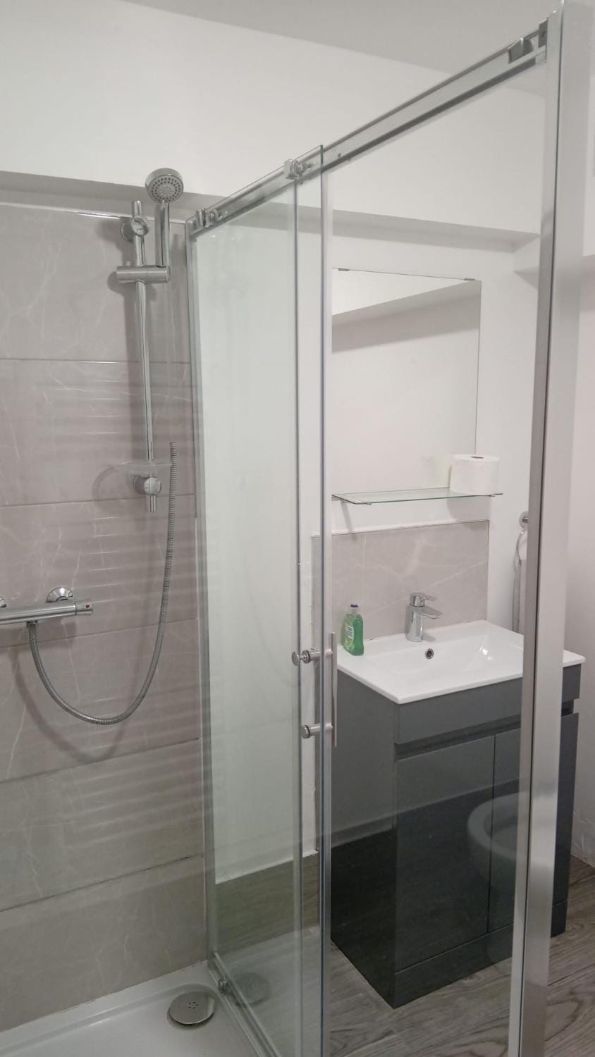 Triple room in Basement with Window Free Street Parking Near LFC Bed and Breakfast in Liverpool