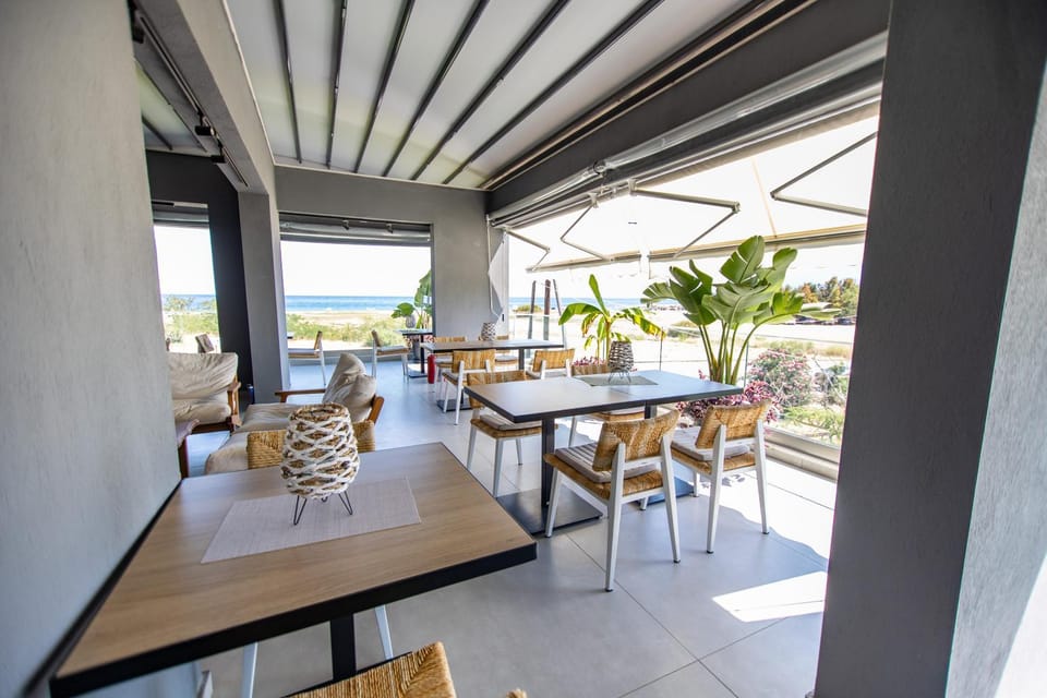 Patio, Restaurant/places to eat, Natural landscape, View (from property/room), Balcony/Terrace, Living room, Seating area, Dining area, Sea view